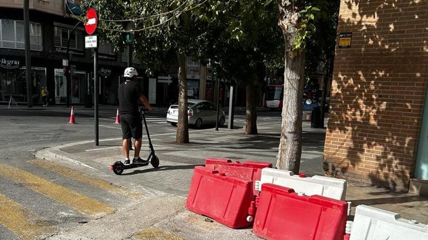 El coche oficial del alcalde de Murcia, por el carril bus de Gran Vía en pleno caos circulatorio