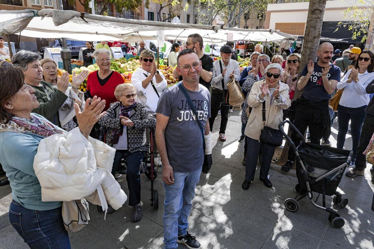 Así ha sido la concentración en el mercado de Pere Garau en repulsa al ataque homófobo que sufrió un comerciante