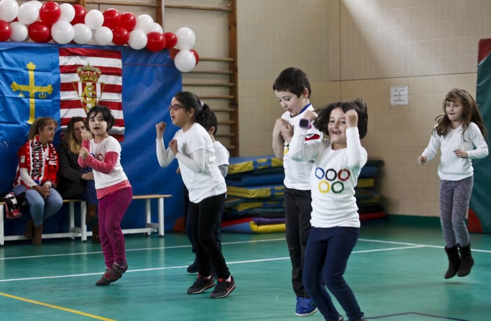 Visita de jugadores del Sporting al Colegio Miguel de Cervantes