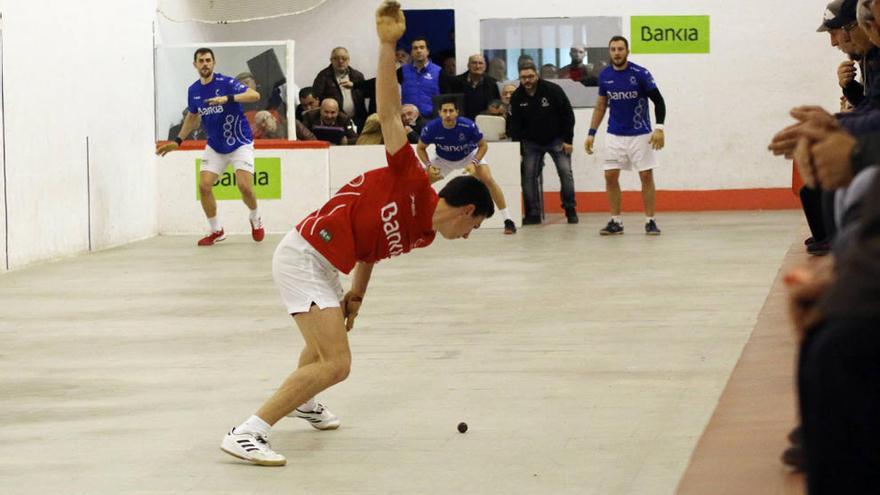 Tonet IV es disposa a raspar la pilota en un moment de la partida disputada ahir a Guadassuar.