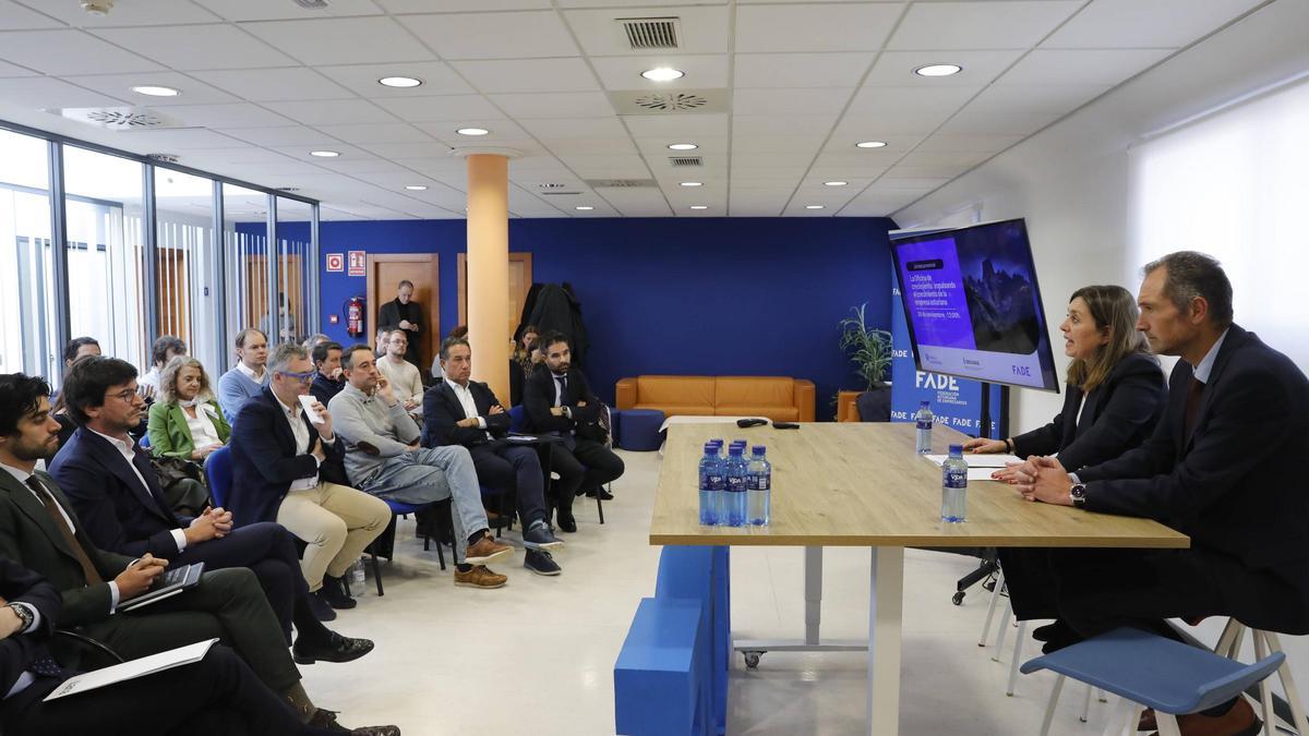 María Calvo, presidenta de FADE; y David González, director de Sekuens, durante la jornada sobre la Oficina de Crecimiento.