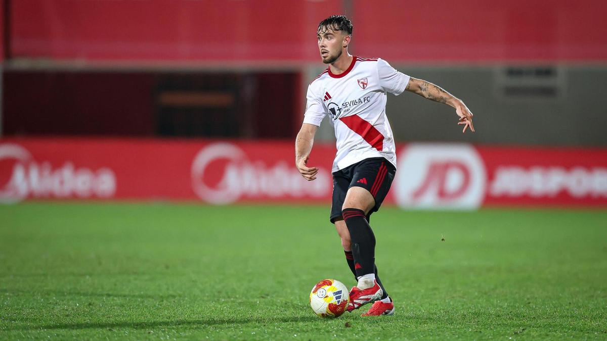 David López controla un balón con el Sevilla Atlético durante esta temporada.