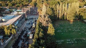 Decenas de hinchas caminan detrás del cortejo fúnebre que traslada los restos de Diego Armando Maradona desde la Plaza de Mayo hasta el  cementerio privado Jardín Bella Vista donde ya estaban enterrados los padres del futbolista.