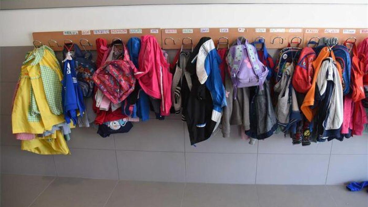 Imagen de archivo de un perechero escolar.