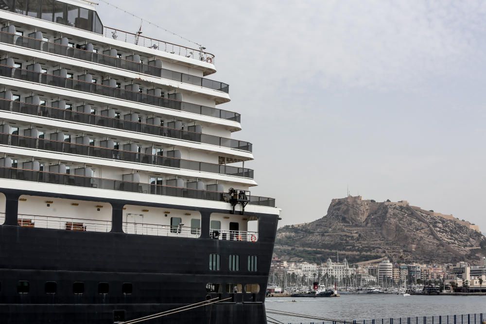 El Westerdam, repleto de norteamericanos y argentinos, hace escala en la estación marítima y llena de turistas el Castillo, bares y terrazas, y las tiendas