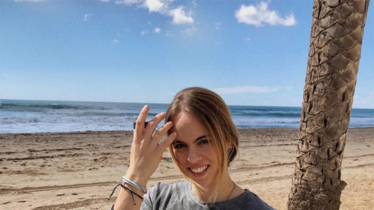 La 'influencer' Rebeca Martínez con camiseta de 'El rey león' de Stradivarius