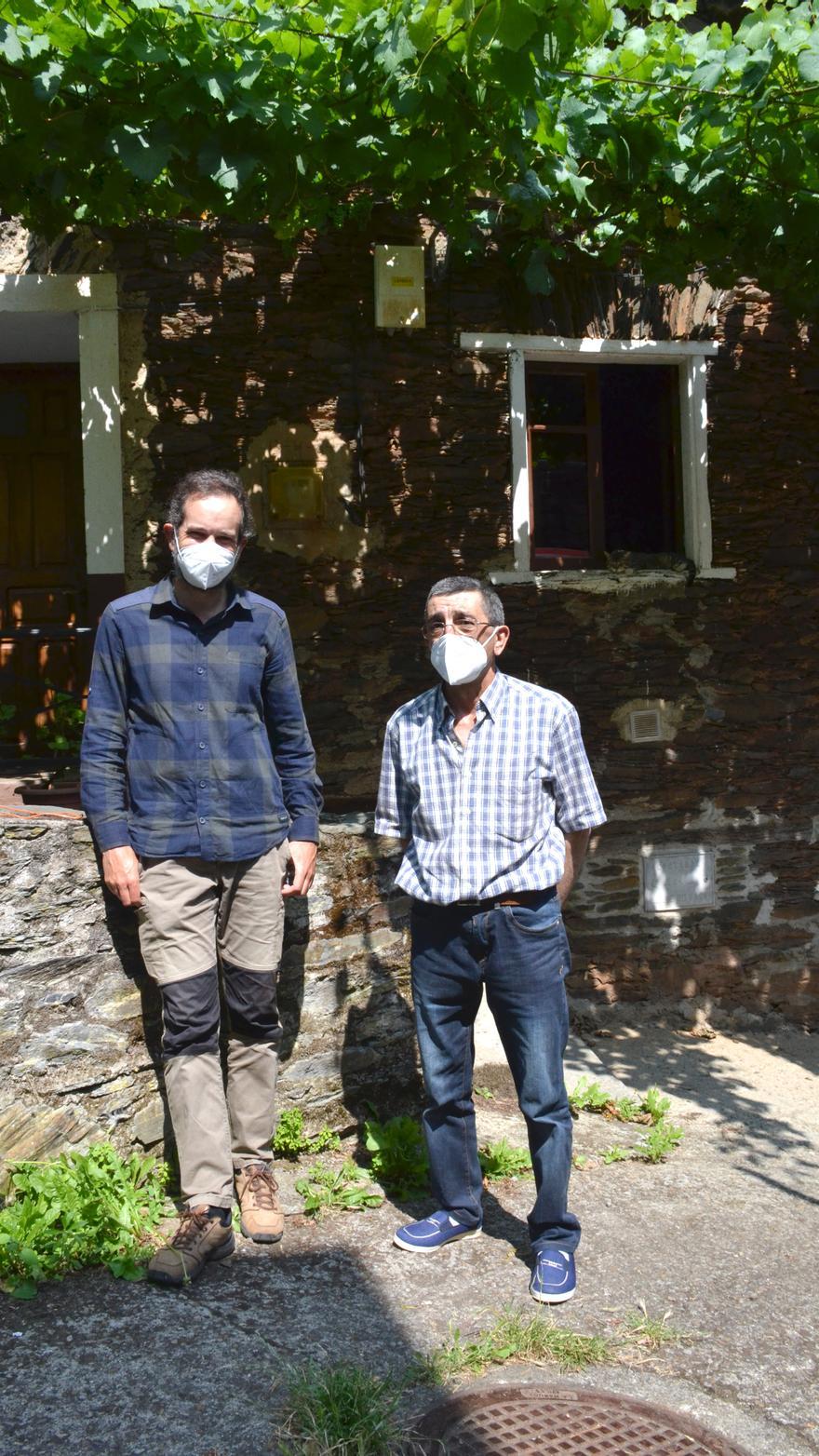 Por la izquierda el arqueólogo Andrés Menéndez y Jesús Cedrón, vecino de San Emiliano.