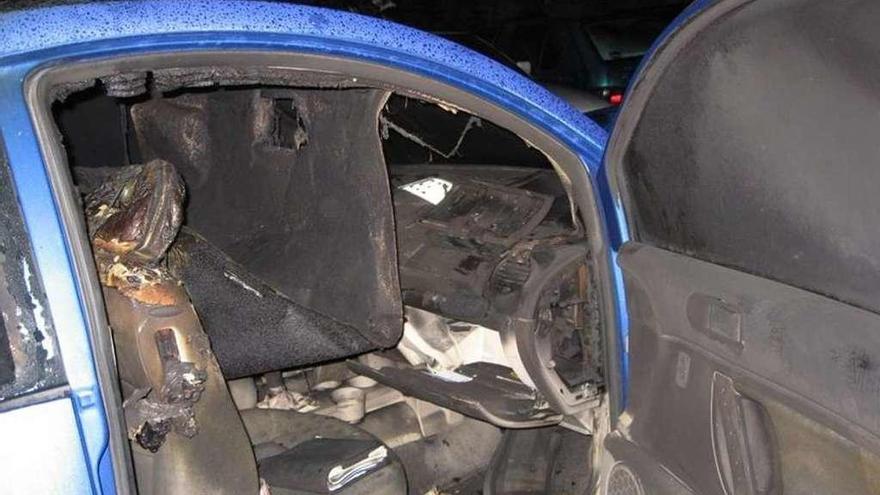Un coche calcinado en Brión fue todo el rastro que dejó Villaverde Amil en 2010. // FdV