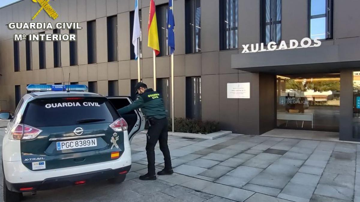 El detenido a su llegada a los juzgados de Tui.   | // GUARDIA CIVIL