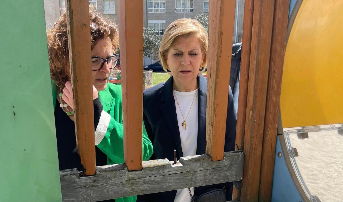 Ana Gramja observa un tornillo suelto en un parque infantil.