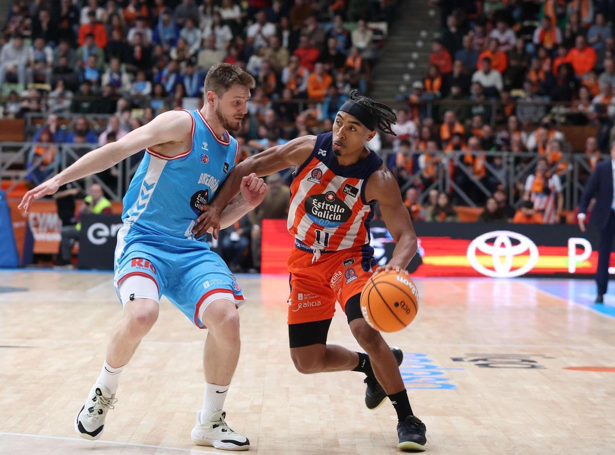 Brandon Taylor trata de superar a Artūrs Kurucs en el Leyma-Breogán de la temporada pasada.