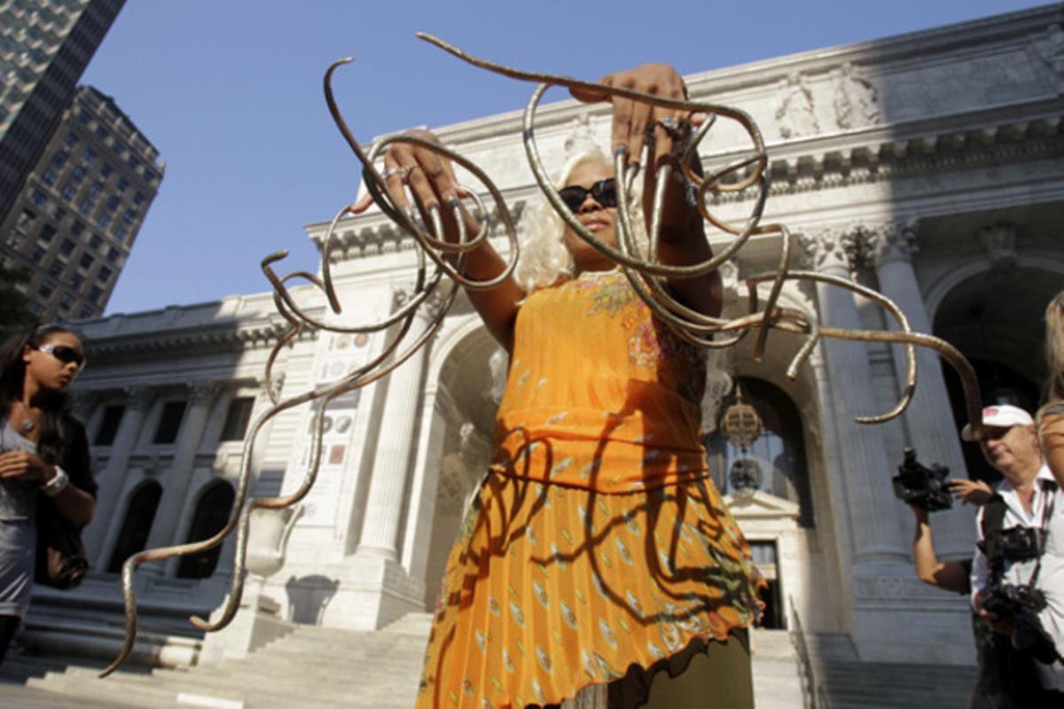 Cristina Walton La Duquessa, veïna de Nova York, posseeix el rècord mundial de longitud d’ungles com apareix en la nova edició del llibre Guinness 2012.