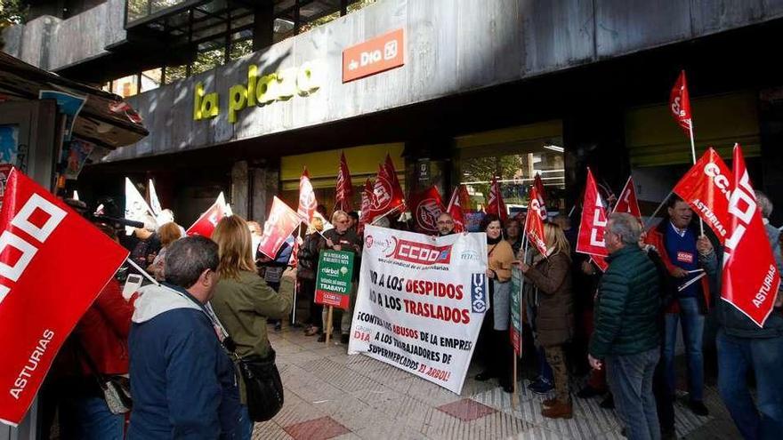 Concentración de trabajadores de El Árbol ante el supermercado de la plaza de América de Oviedo.