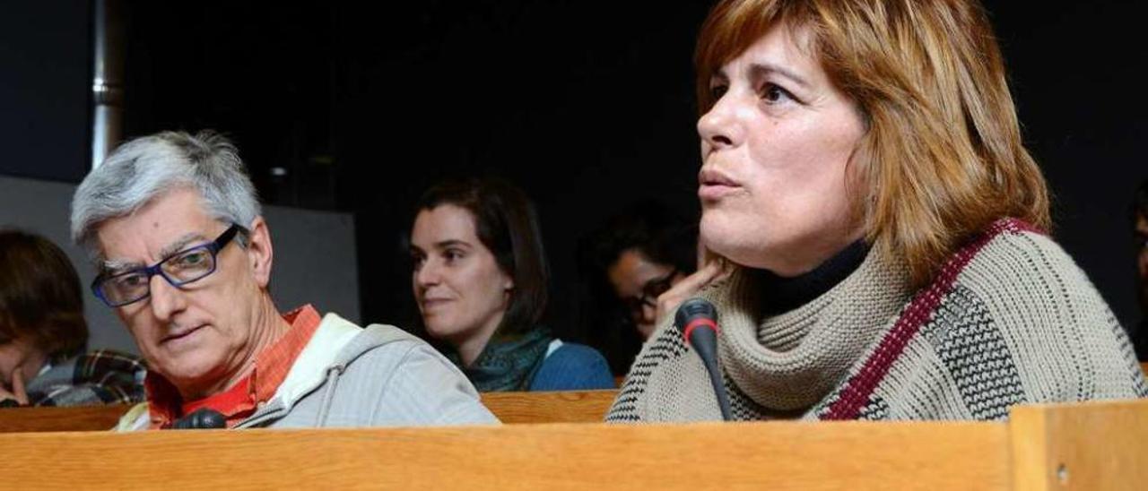 Mariano Abalo y Mercedes Giráldez, en primer término durante un Pleno. // Gonzalo Núñez