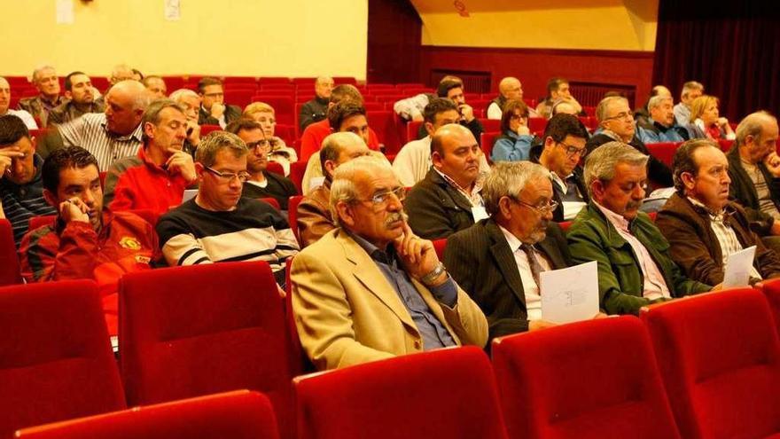 Asistentes a la Escuela de Ríos organizada ayer en el teatro municipal de Fuentesaúco.