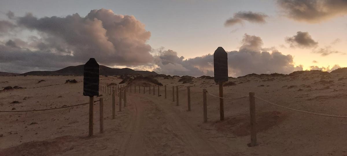 Postes en la vía de acceso a Playa Lambra.