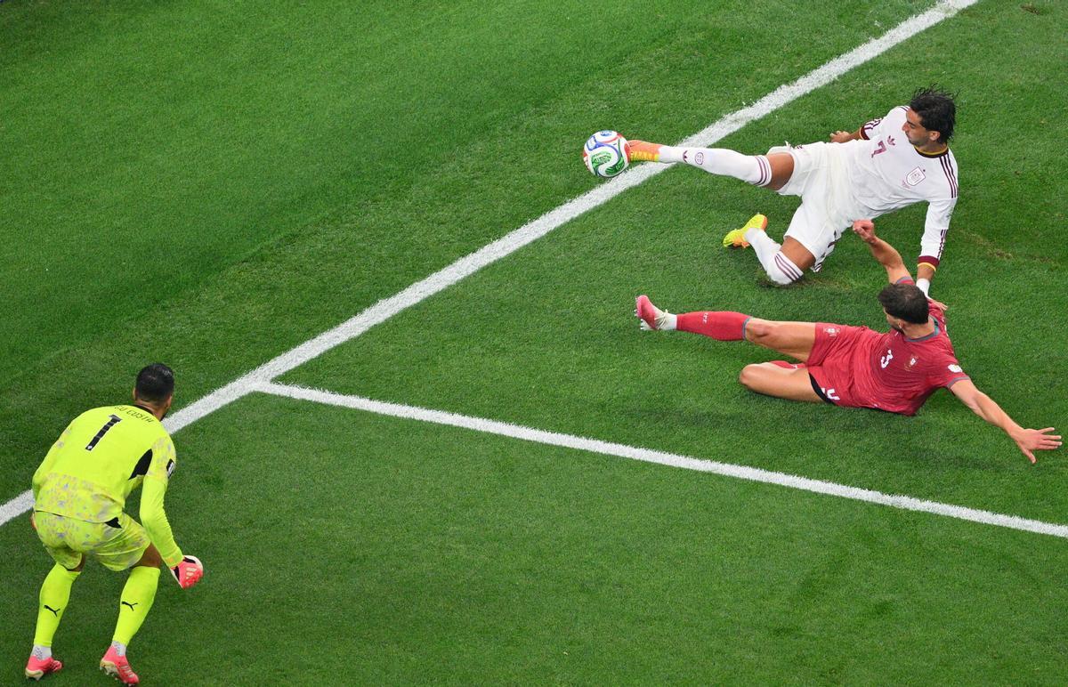 DALLAS (United States), 06/07/2026.- Ferran Torres of Spain (top) and Ruben Dias of Portugal in action during the FIFA World Cup 2026 Round of 16 match Portugal against Spain, in Dallas, USA, 06 July 2026. (España) EFE/EPA/SAM WASSON