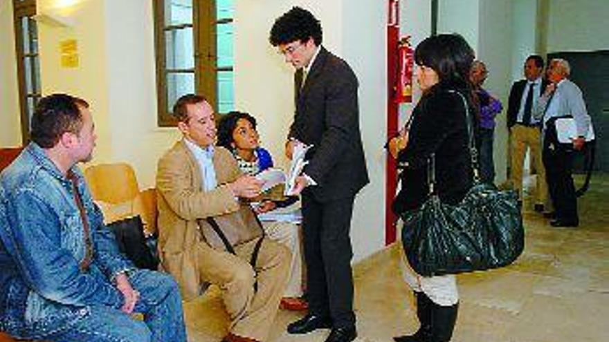 Trabajadores de Proinsa y sus representantes, ayer, antes de los juicios celebrados en Pontevedra. / gustavo santos