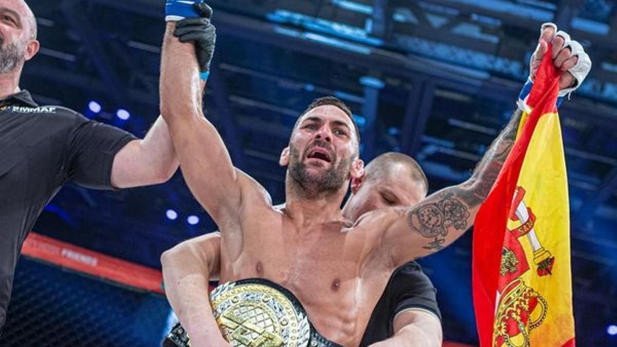 Sosa celebra su campeonato en el peso gallo de FCR