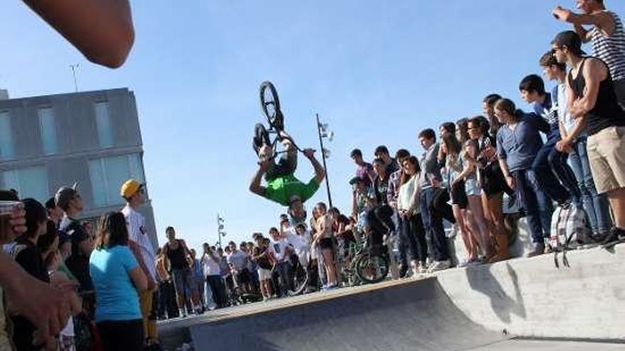 Un deportista salta durante las pruebas de bicicleta.  // S. Álvarez