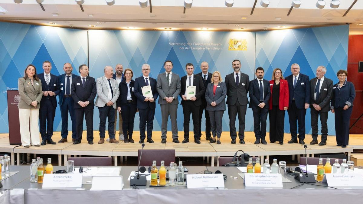 El consejero de Agricultura andaluz, sexto por la derecha, ha participado en una reunión con el comisario de Agricultura en el marco de la coalición Agriregions en Bruselas.