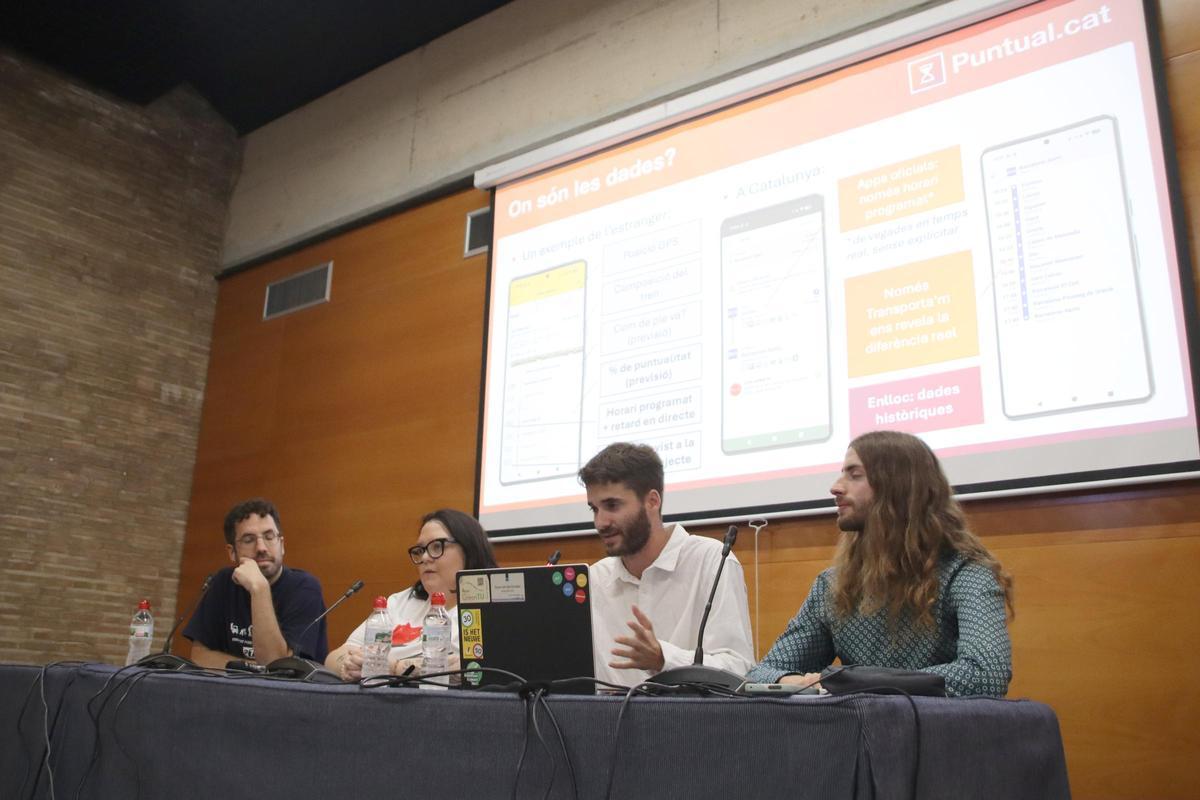 Las plataformas Dignitat a les Vies y Promoció del Transport Públic, presentando este lunes la nueva aplicación 'Puntual' en Tarragona.