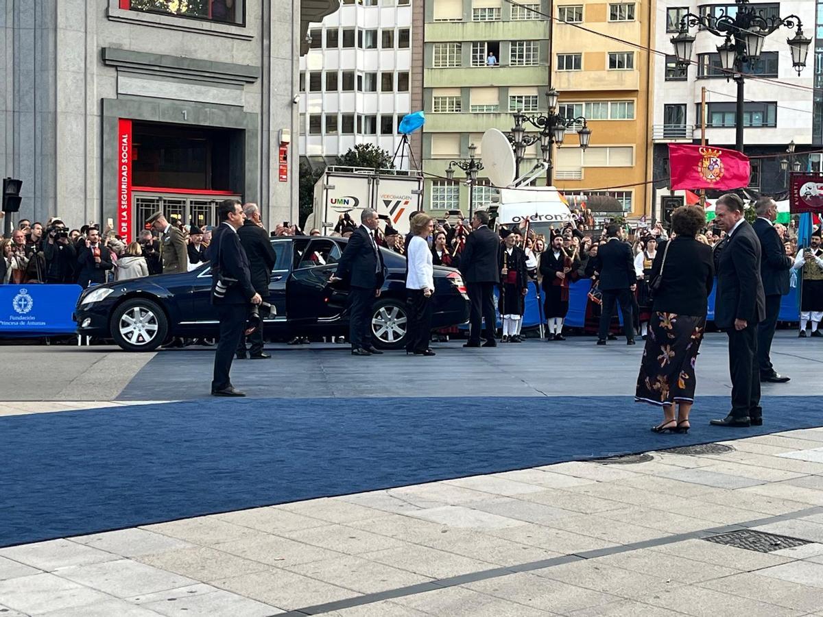 Aplausos para Sofía que ha llegado en un coche aparte