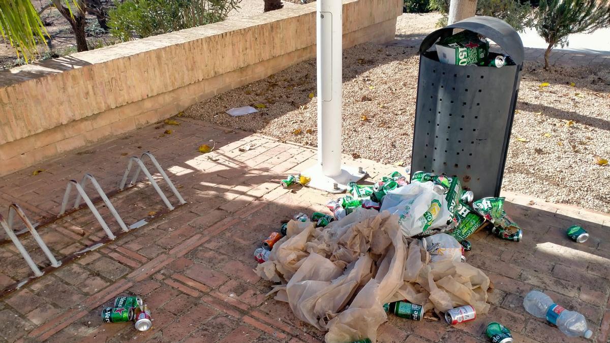 Basura amontonada fuera de las papeleras.