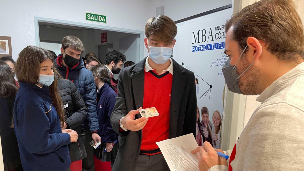 Un momento de la simulación, con alumnos mostrando su DNI.