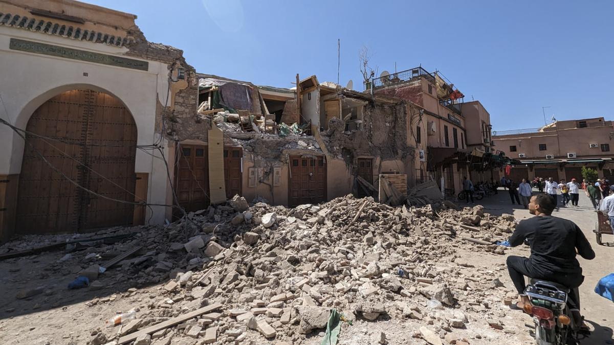 Un carrer destruit pel terratrèmol al Marroc