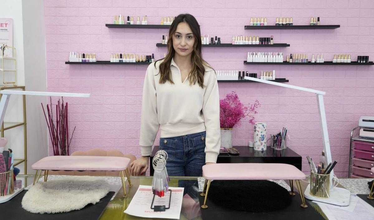 Elena Torío, en uno de los espacios de Muaet Beauty Studio, en Zamora. | JOSE LUIS FERNÁNDEZ