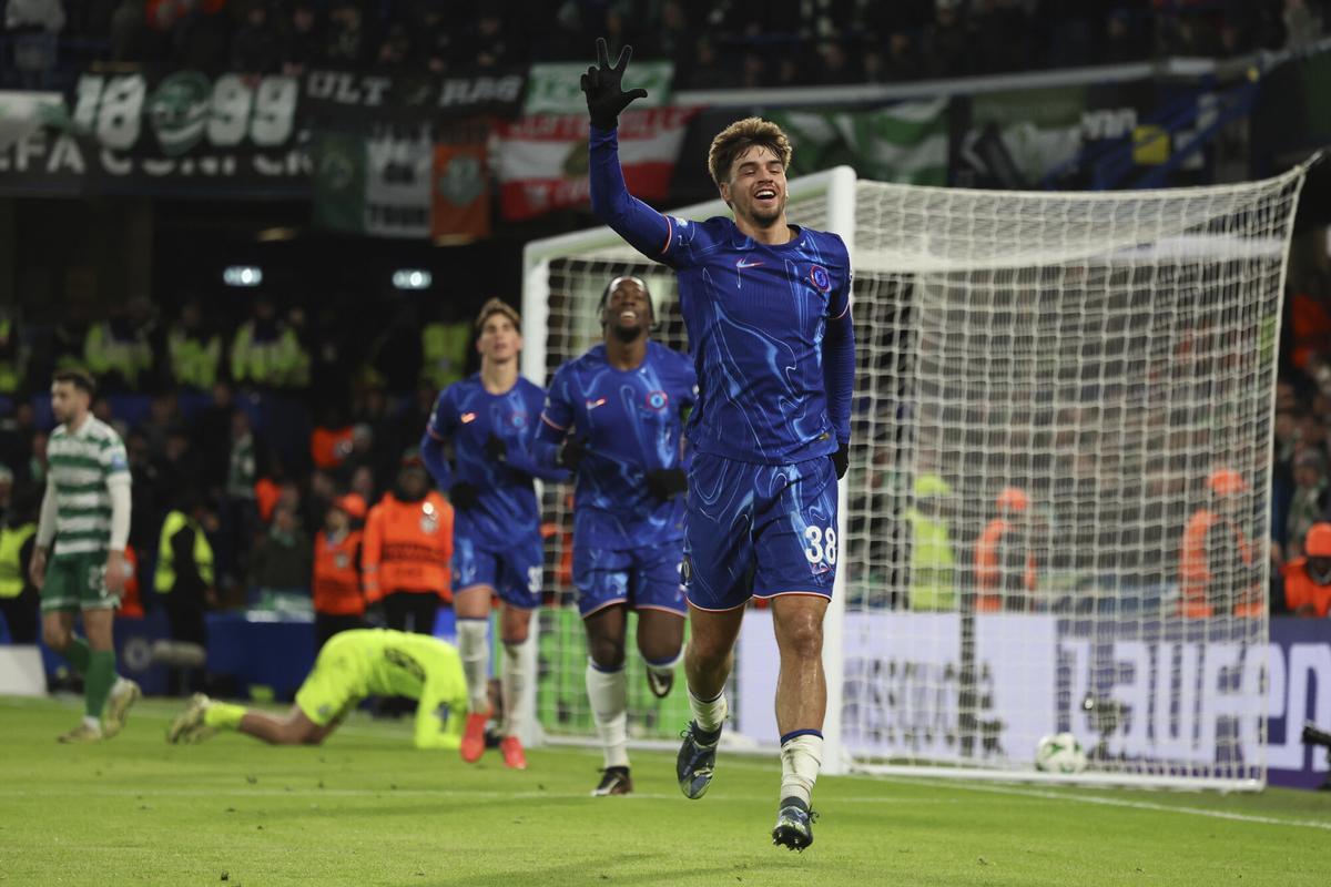 Marc Guiu celebra uno de sus goles con el Chelsea en la Conference League