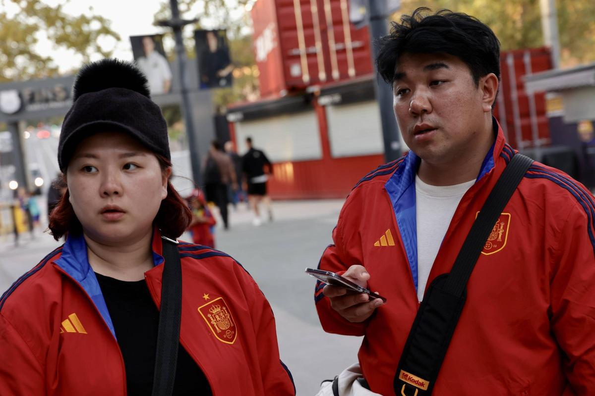 Dos turistas coreanos se dan cuenta en el último momento de que el Barça no juega en el Camp Nou