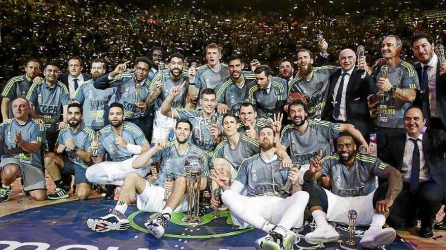 Els jugadors del Madrid celebren el triomf al centre de la pista