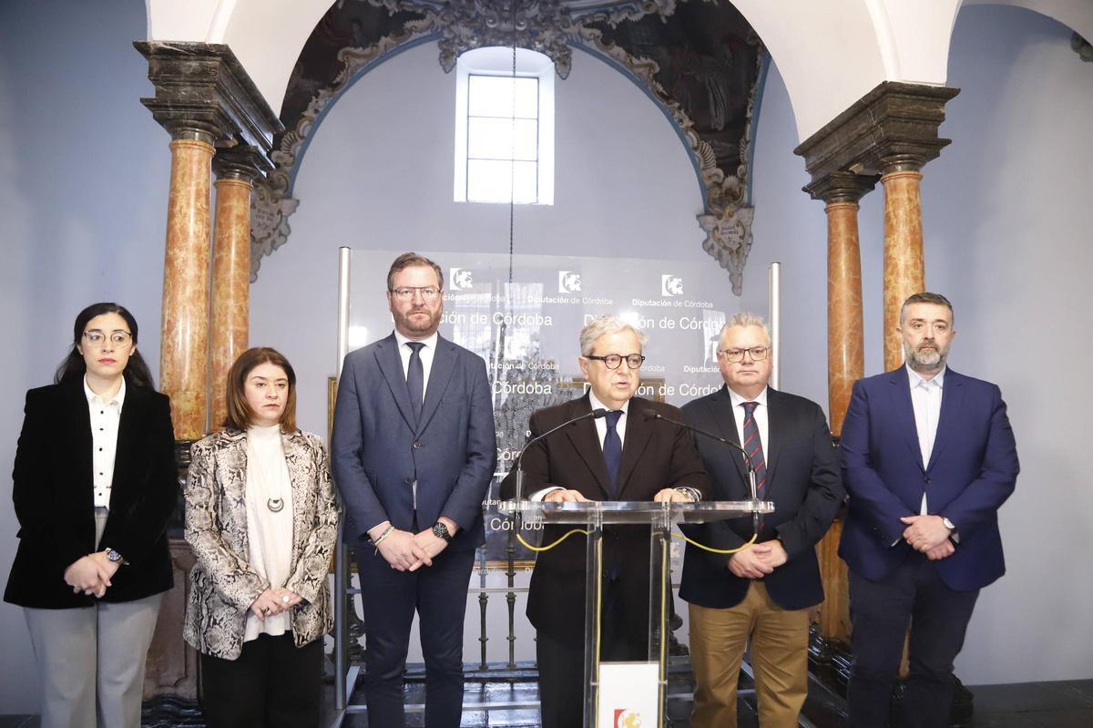 Portavoces de los grupos políticos y el presidente de la Diputación, en la lectura de la declaración institucional este viernes.