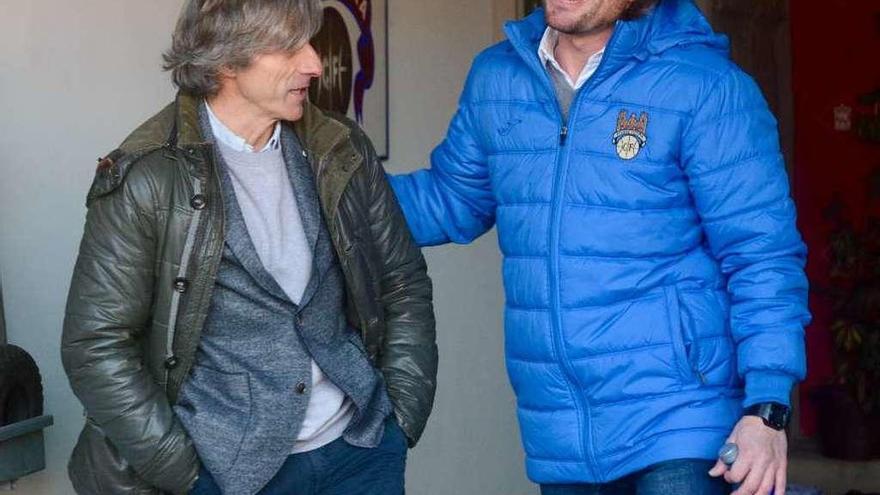 Roberto Aguirre y Luismi, antes de comenzar el partido disputado ayer en Pasarón. // Rafa Vázquez