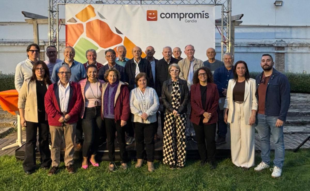 Foto final de familia tras el acto de Més Compromís Gandia