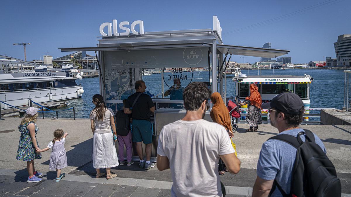 Colas para subir al nuevo bus náutico de Barcelona (imagen de archivo).