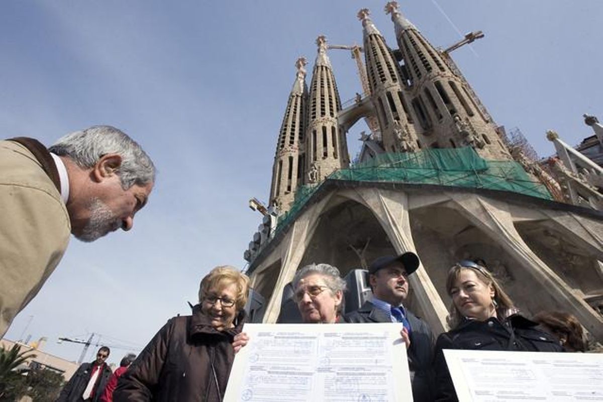 Manifestació contra el traçat de l’AVE per Barcelona a la Sagrada Família, el març del 2008.