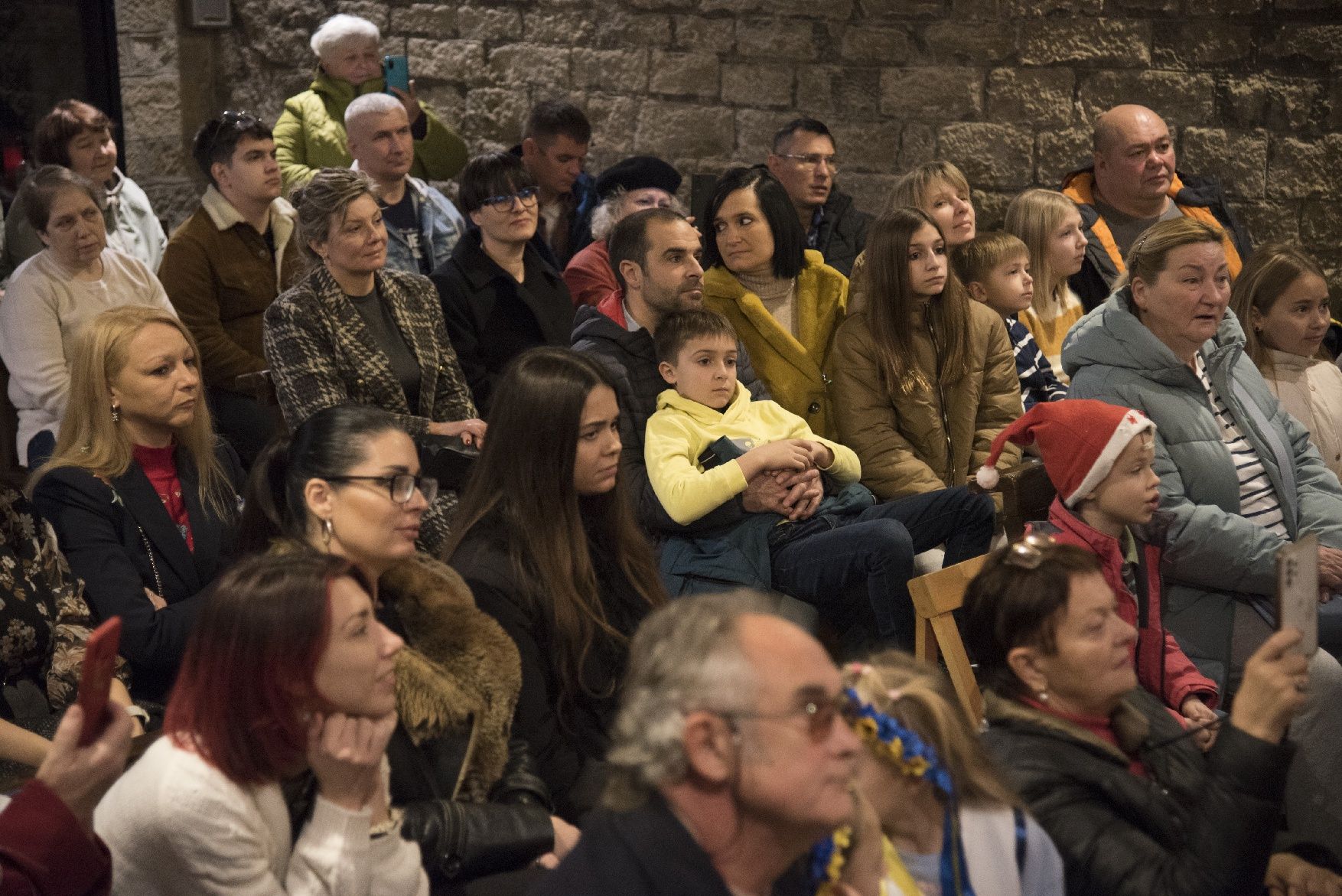 Les imatges de la celebració de centenars d'ucraïnesos al convent de Santa Clara