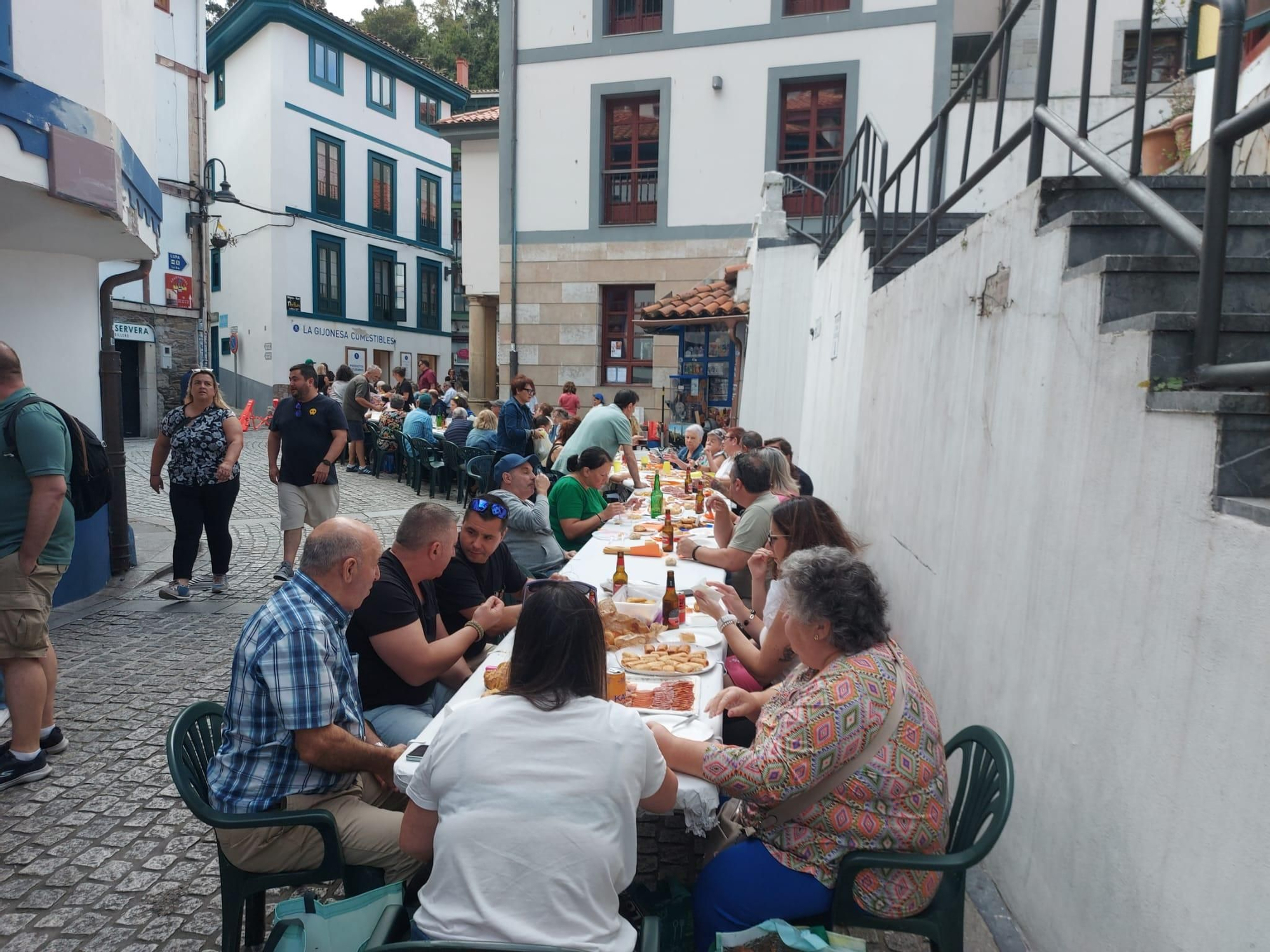 En imágenes: En imágenes: Más de 1.200 personas participan en la tercera comida en la calle de Cudillero
