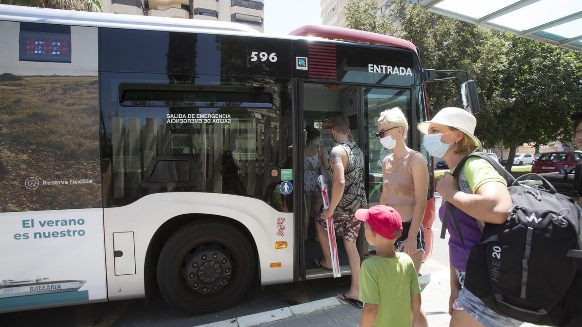 Descuento bus tram Alicante | Entra en vigor la rebaja en un 30% de los bonos y títulos multiviaje del autobús urbano de Alicante