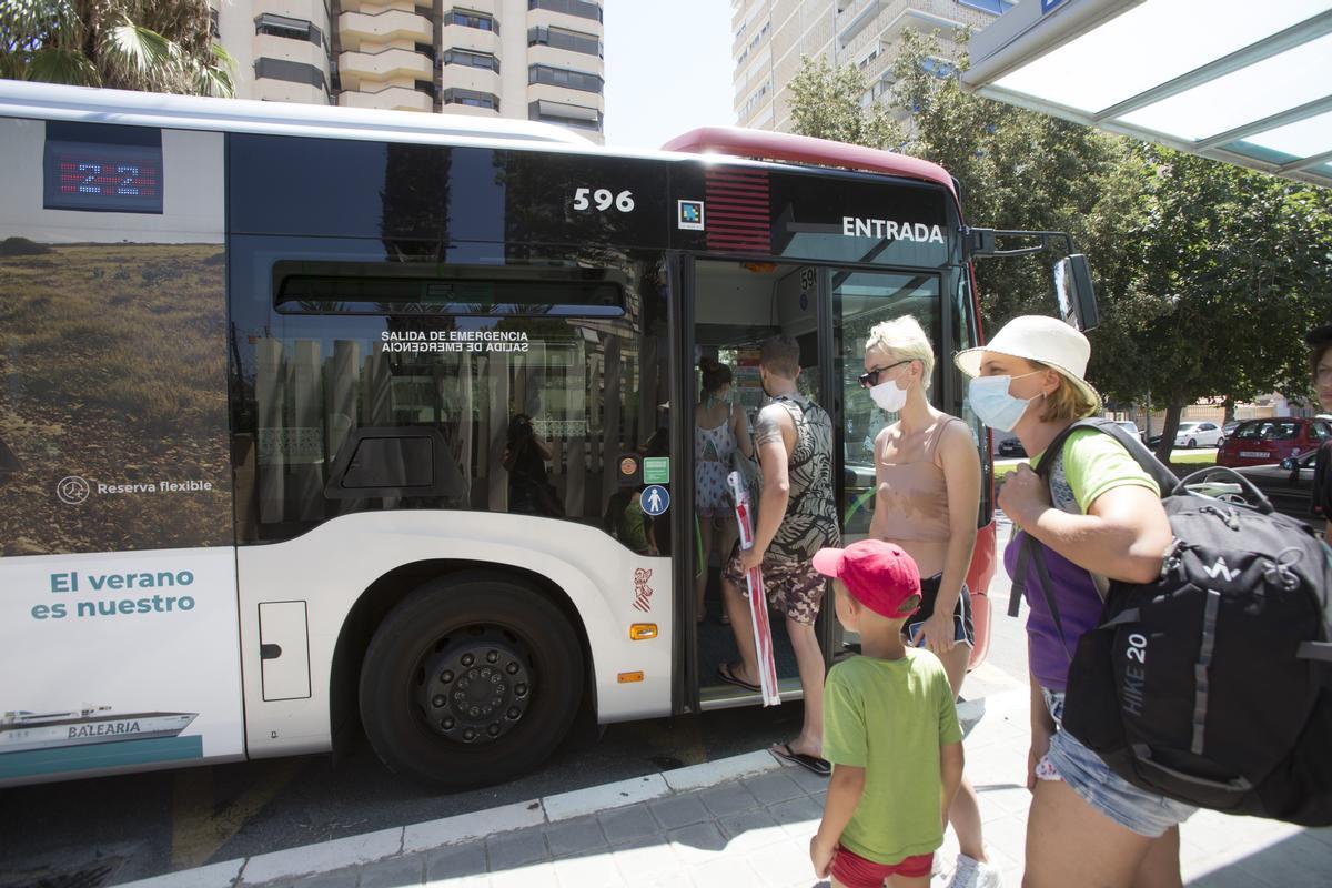 Descuento bus tram Alicante | Entra en vigor la rebaja en un 30% de los bonos y títulos multiviaje del autobús urbano de Alicante