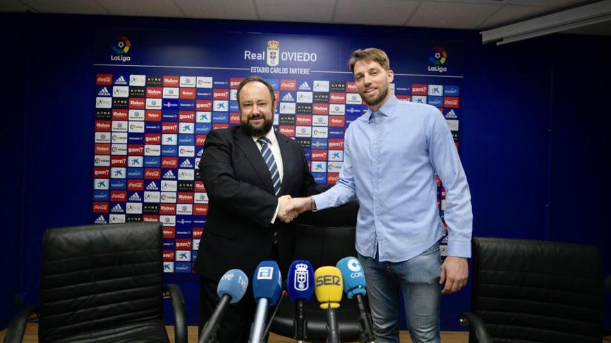 Michu, con Vallina en su presentación como secretario técnico del Oviedo