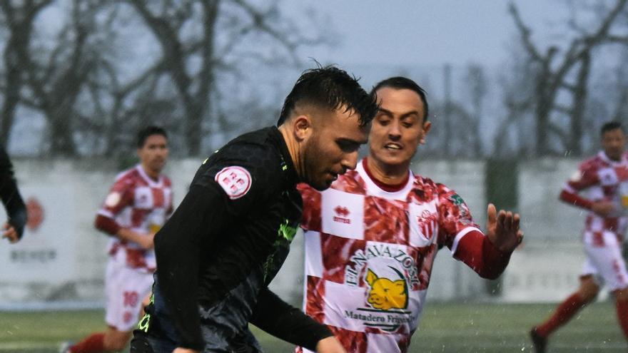 Suspendido Guijuelo-Arenteiro, de Segunda RFEF,  tras desplomarse el futbolista Pol Bueso