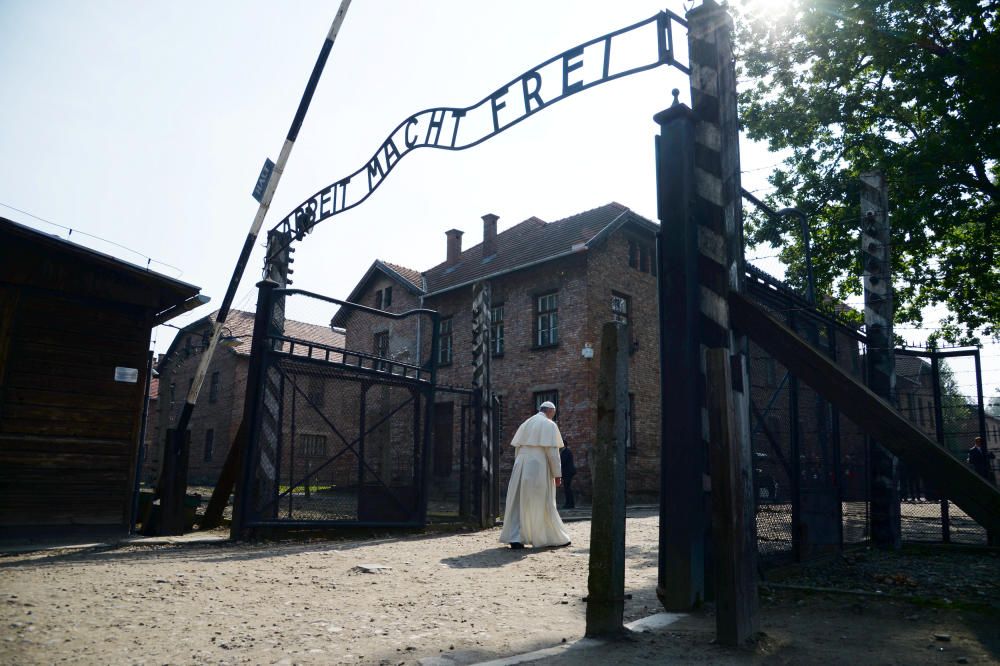 El Papa visita el campo de concentración de Auschwitz