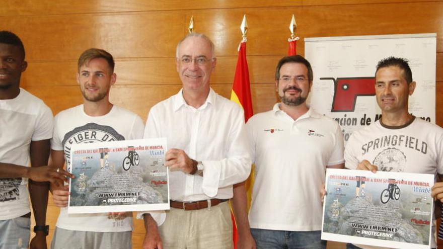 Antonio Navarro y José Alberto Díaz, presidente de la Federación de Montañismo, junto a jugadores del UCAM.