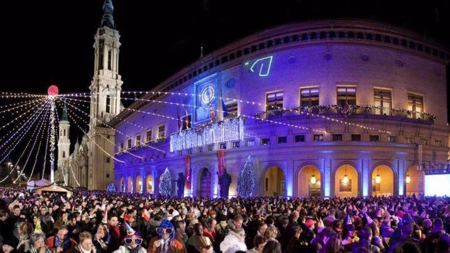 La plaza del Pilar cierra 2017 con 3.000 bolsas de cotillón con las 12 uvas