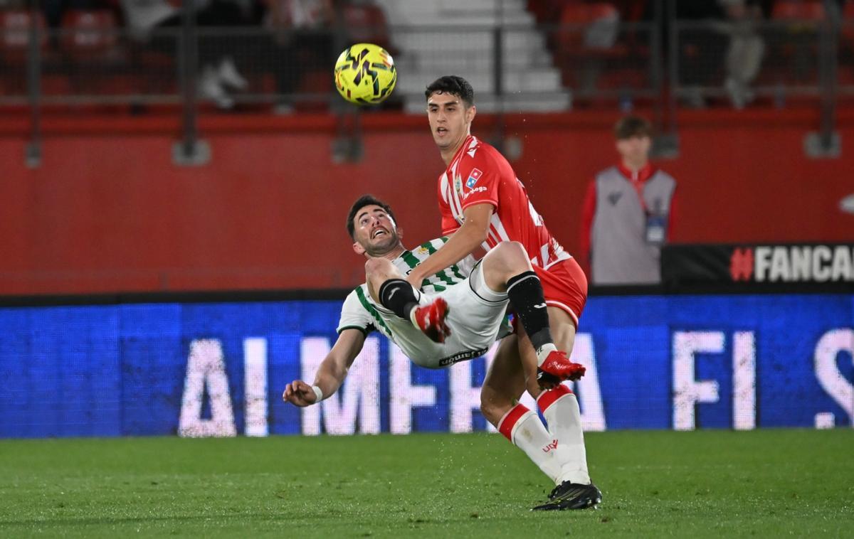 Jacobo, derribado durante un lance del pasado derbi ante el Almería.