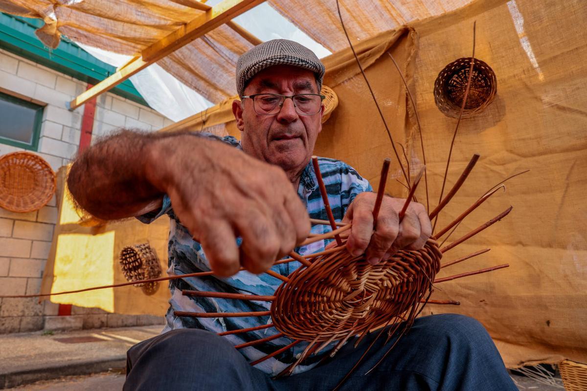 Un «cesteiro» trabjando en la Mostera de Oficios, Tradicións e Xogos populares de Baión.
